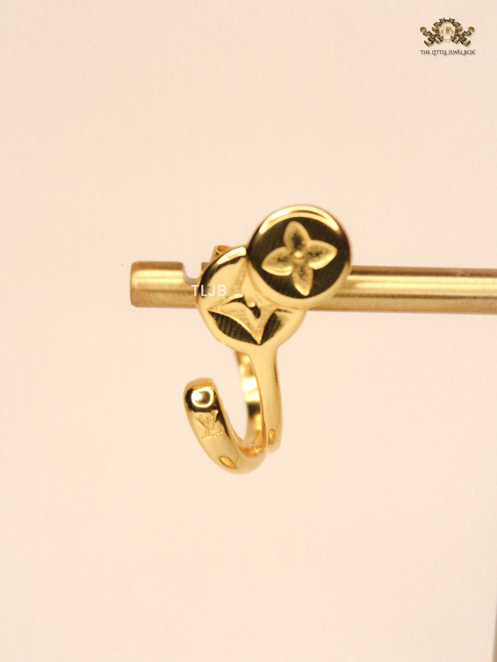 alphabet L & V small hoop type earrings