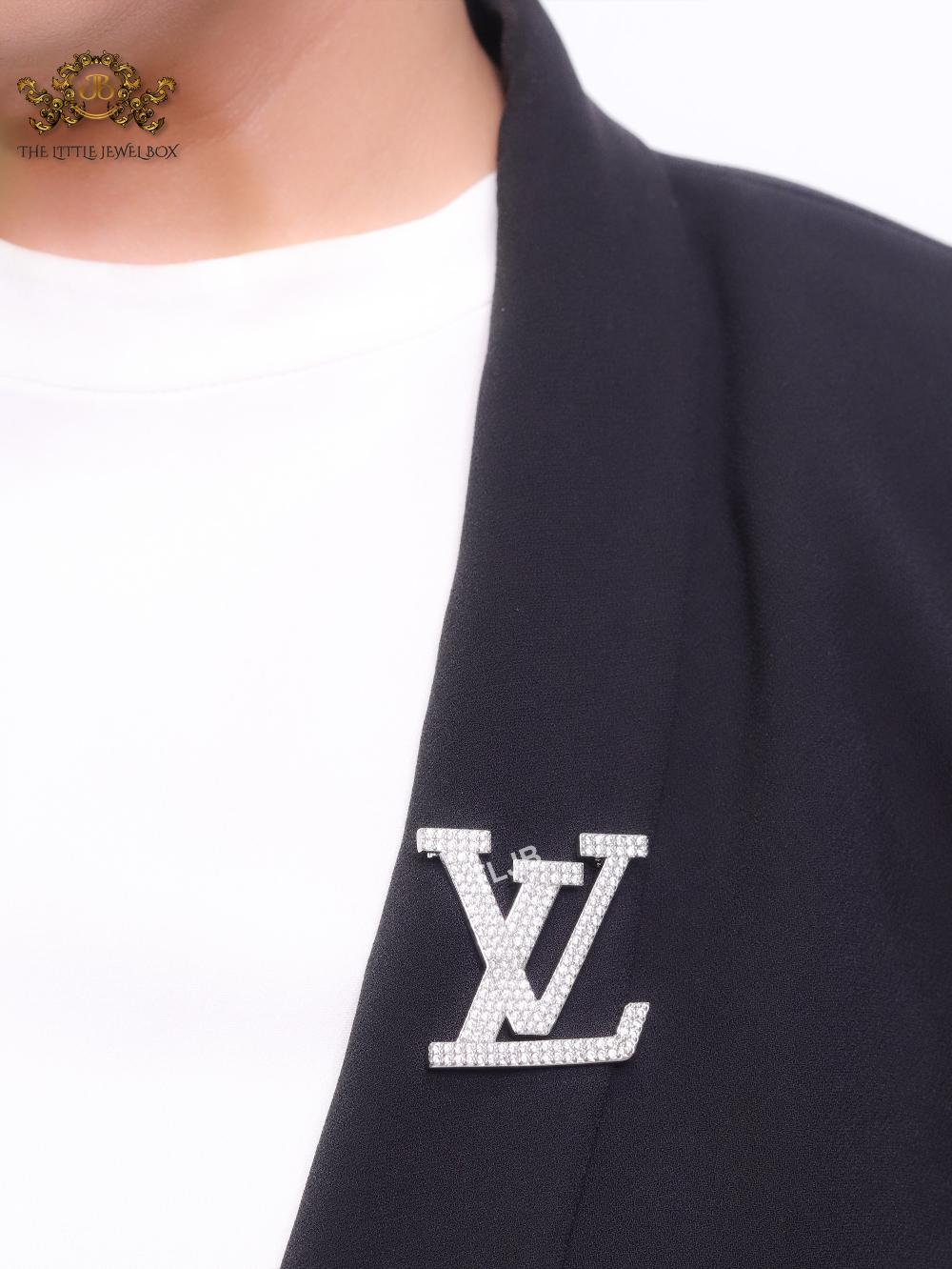 Stylish Land V brooch in cz and platinum finish