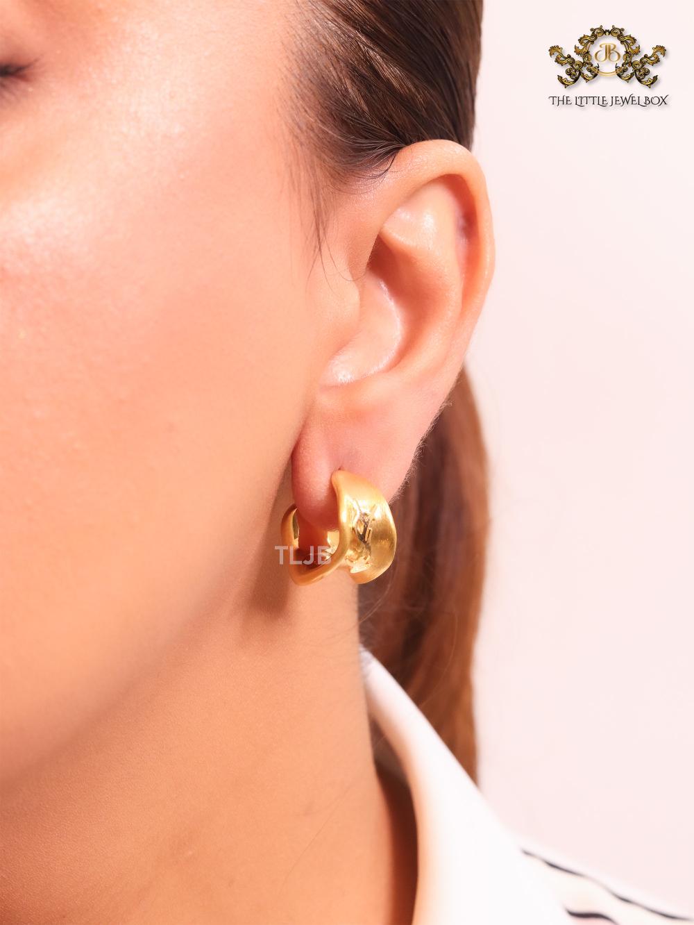 Alphabet Y hammered gold small hoops