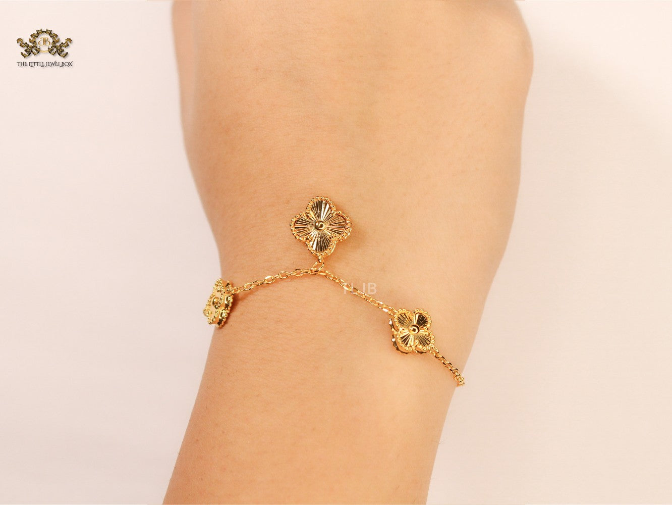 Golden Clover charms bracelet in gold