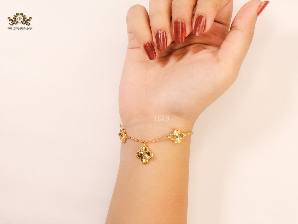 Golden Clover charms bracelet in gold
