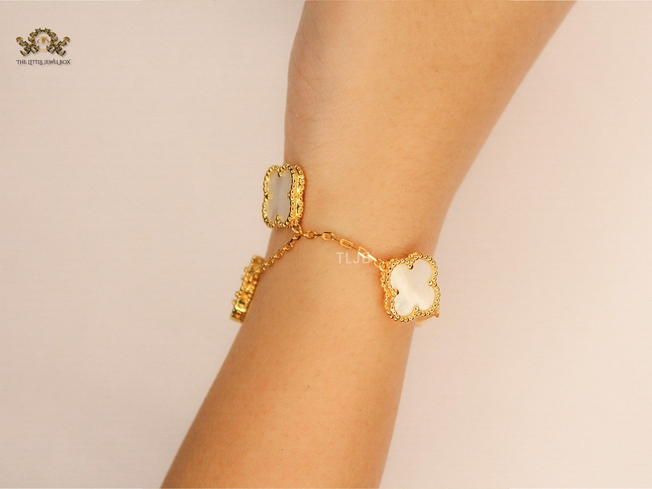 Gold Clover charms bracelet in white