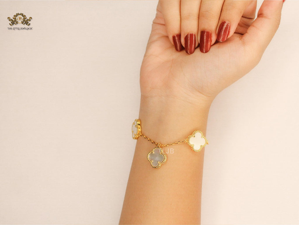 Gold Clover charms bracelet in white