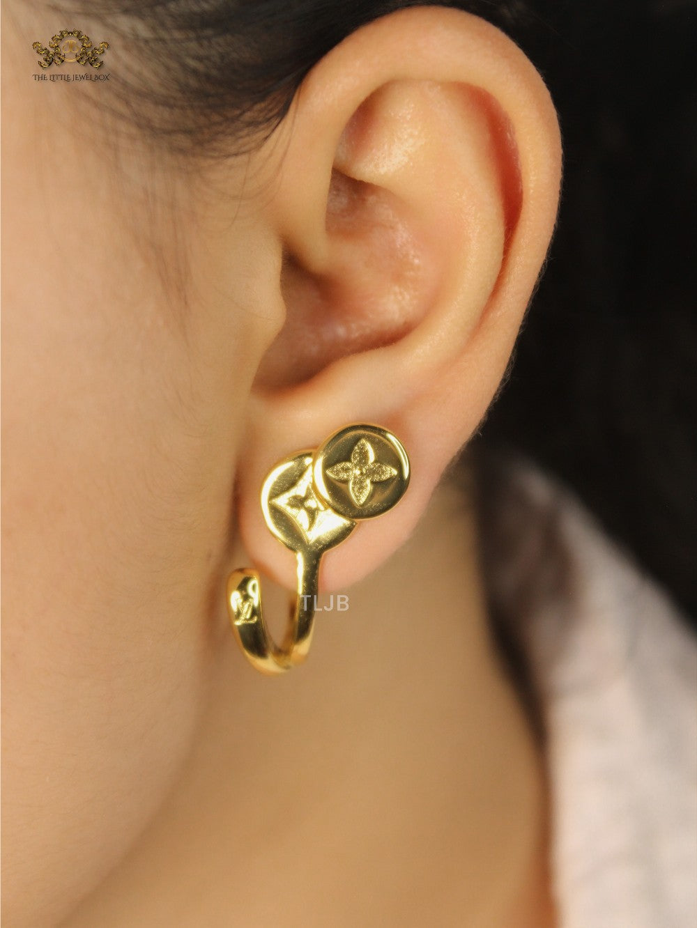 alphabet L & V small hoop type earrings