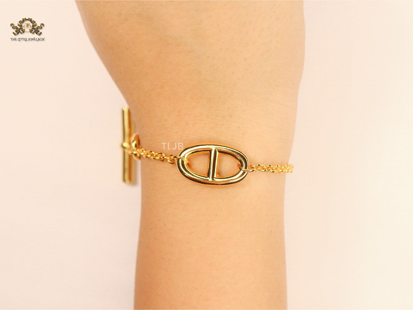 Alphabet V Gold bracelet with CZ