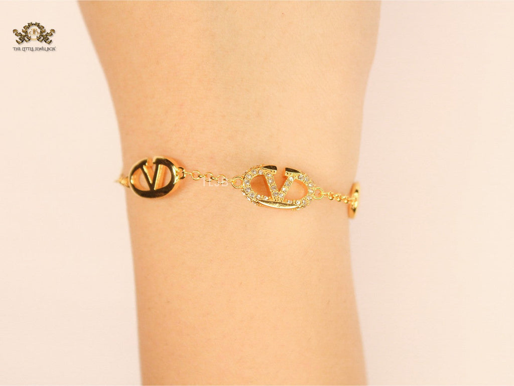 Alphabet V Gold bracelet with CZ