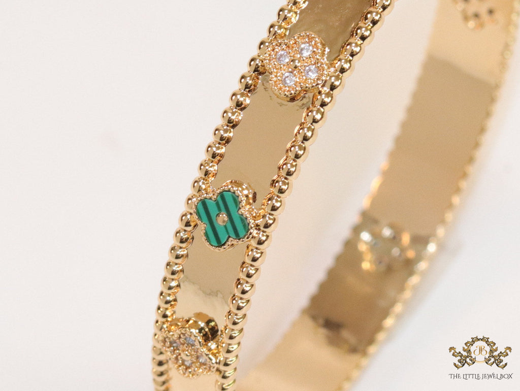 Gold plated bracelet with clover motifs in cz and malachite green