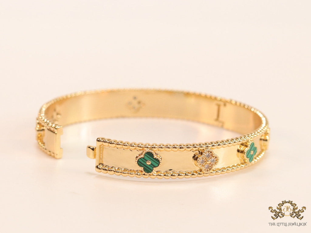 Gold plated bracelet with clover motifs in cz and malachite green