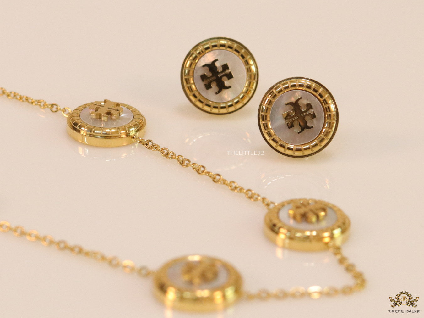 Gold plated necklace set with T motif mother of pearl discs