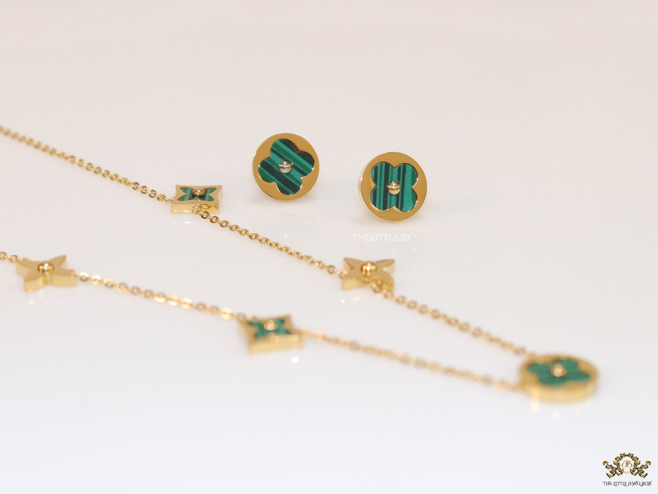 Clover necklace set in green malachite and gold plating