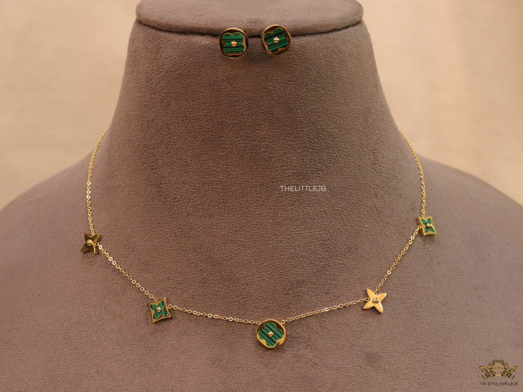 Clover necklace set in green malachite and gold plating