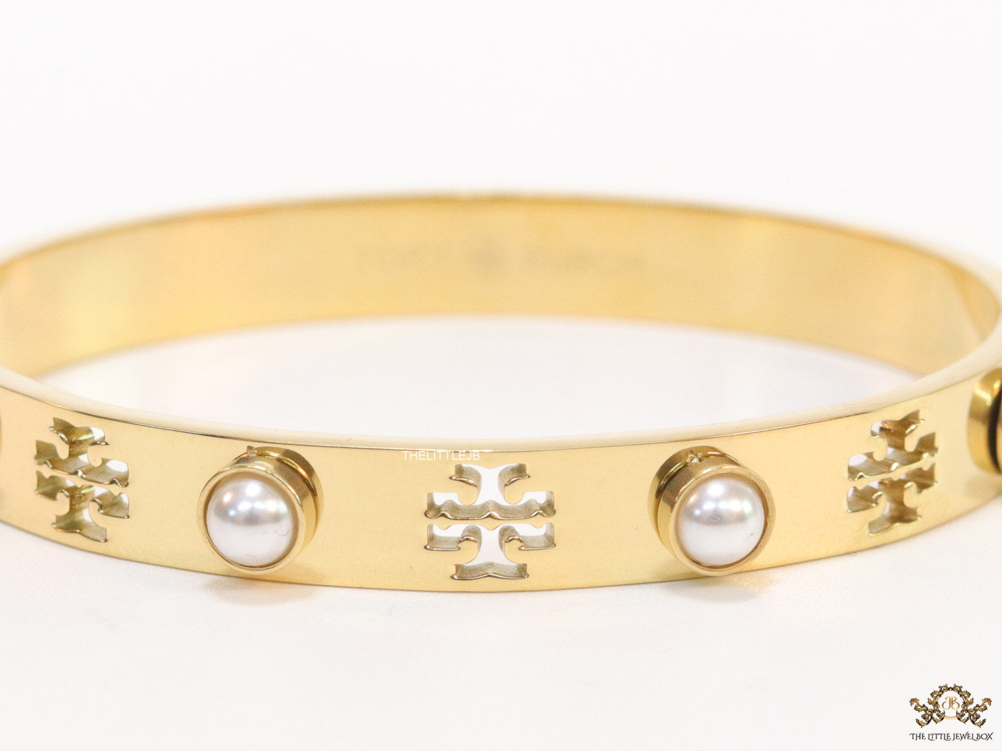 Golden bracelet with pearls and twin T cutwork