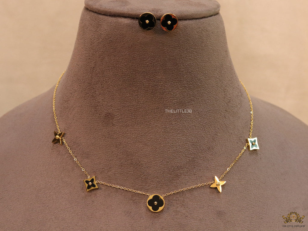 Clover necklace set in black enamel and gold plating