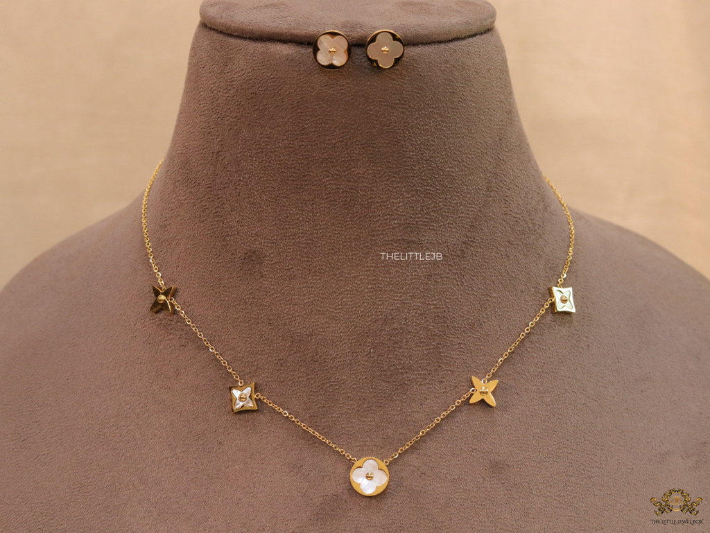 Clover necklace set in mother of pearl and gold plating