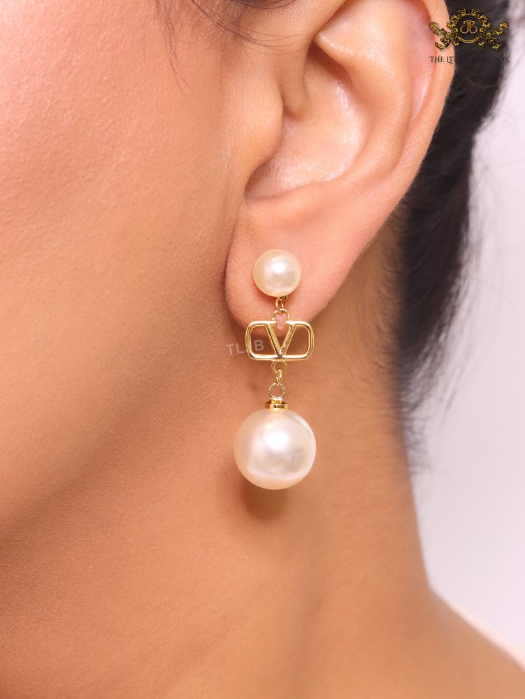 Double pearl and alphabet V dangles
