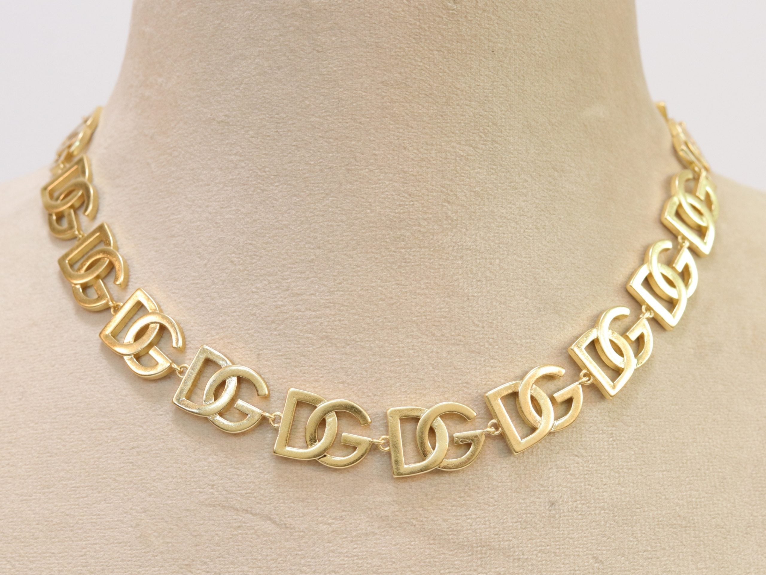 Alphabet D and G motif matte gold plated chain
