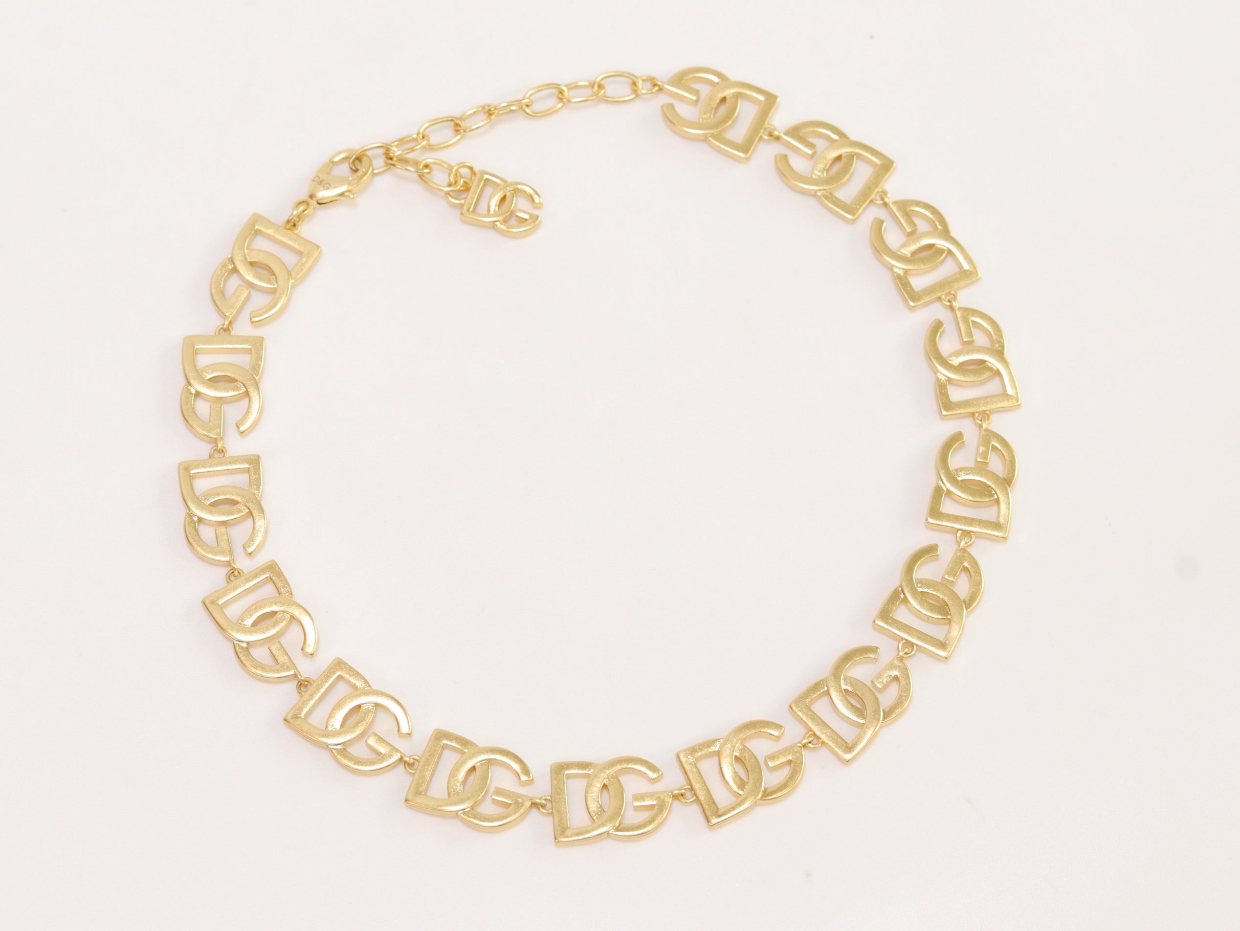 Alphabet D and G motif matte gold plated chain