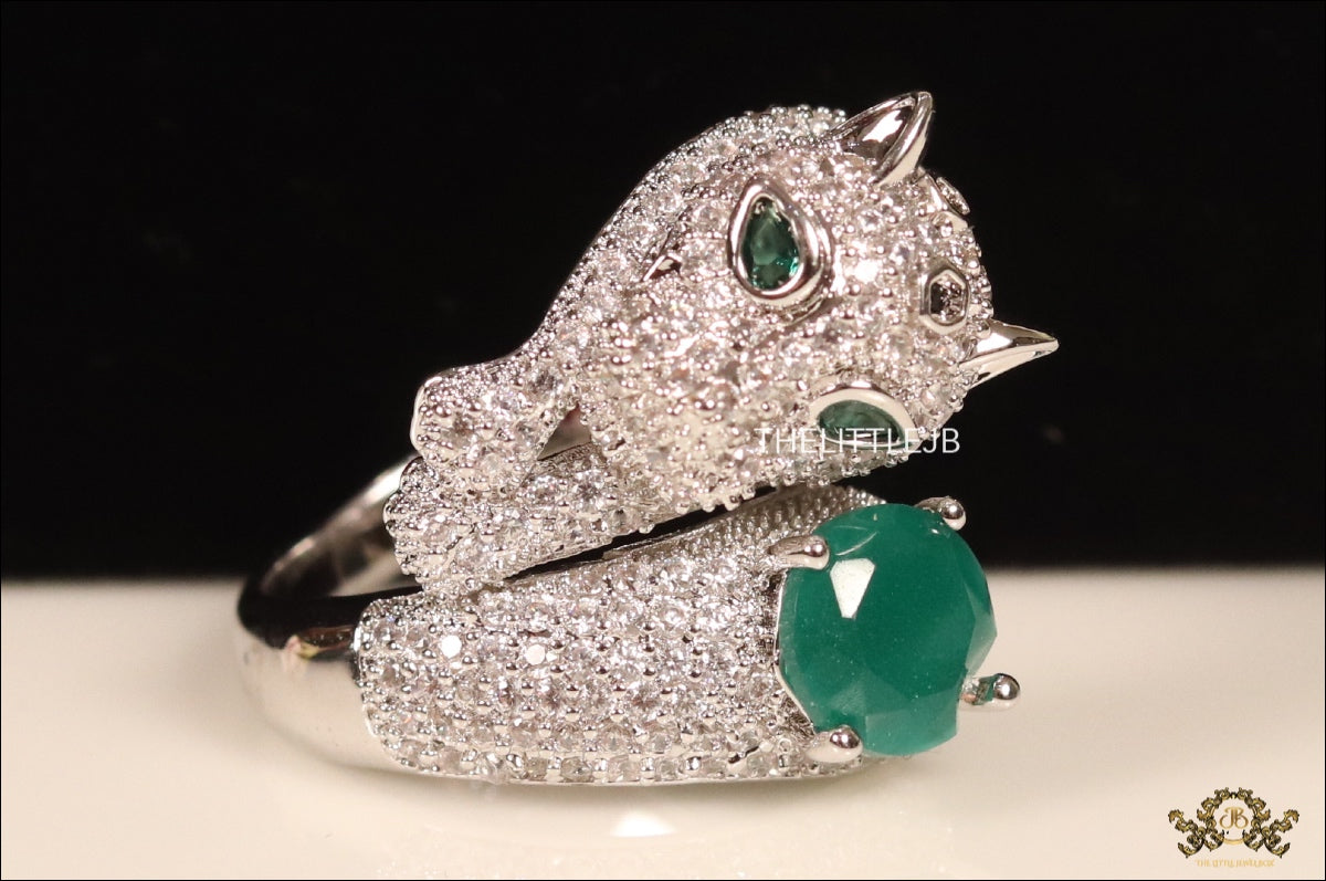 Sparkling panther ring with green emerald stone