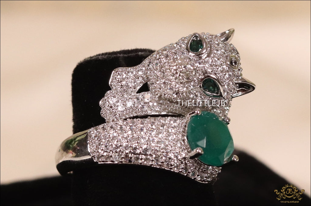 Sparkling panther ring with green emerald stone