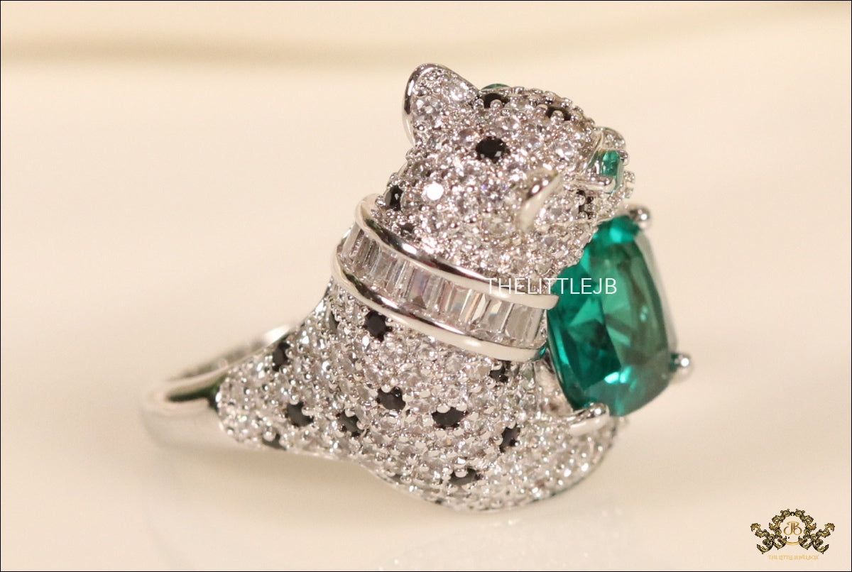 Panther ring with round emerald stone