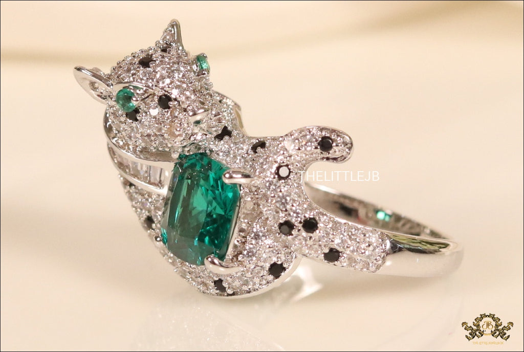 Panther ring with round emerald stone