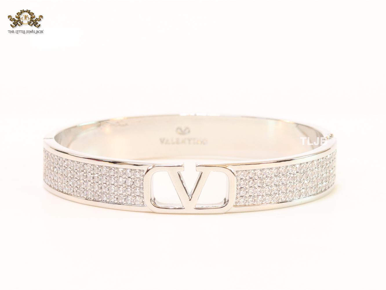 Alphabet V cz and platinum bracelet