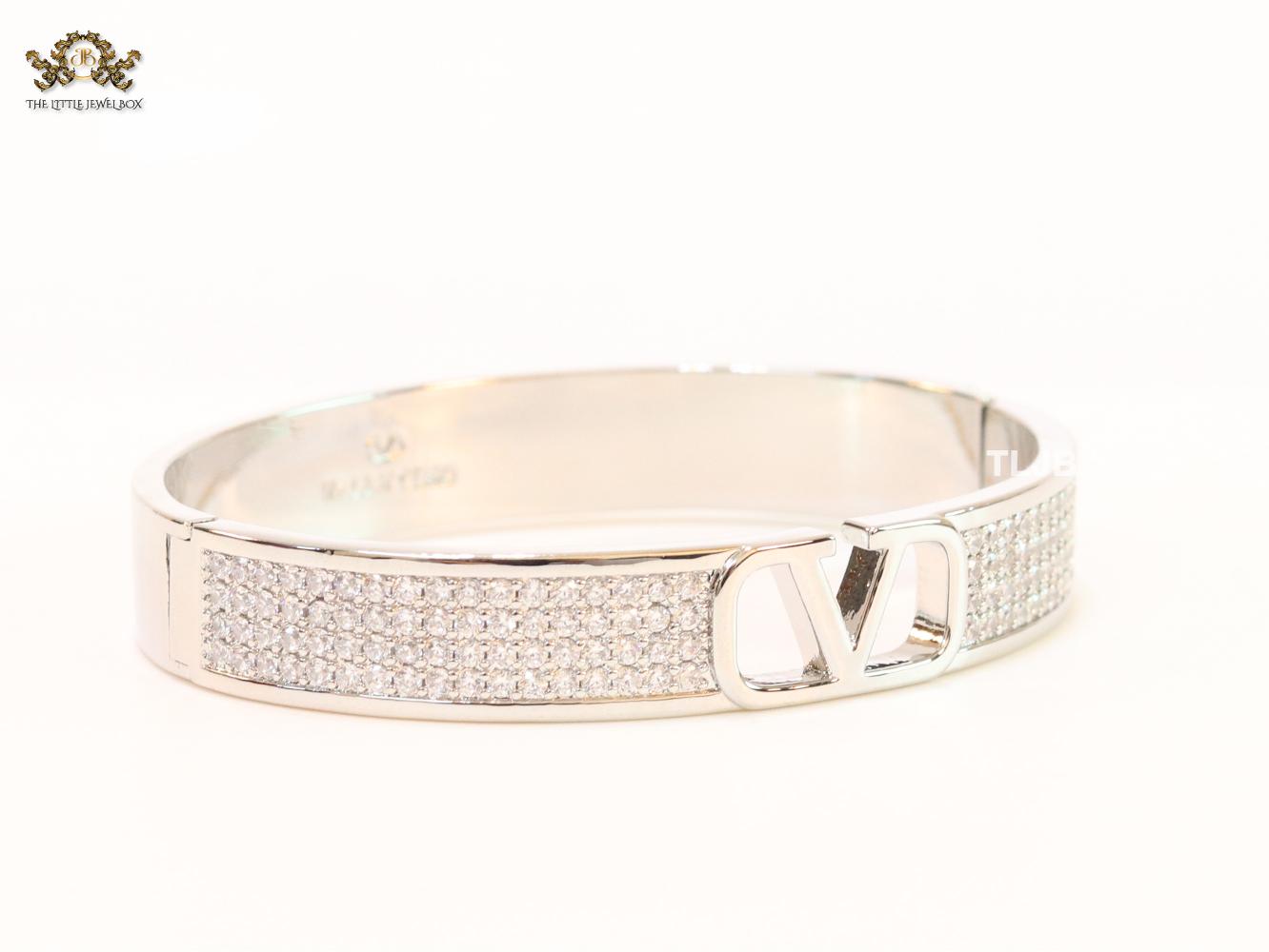 Alphabet V cz and platinum bracelet