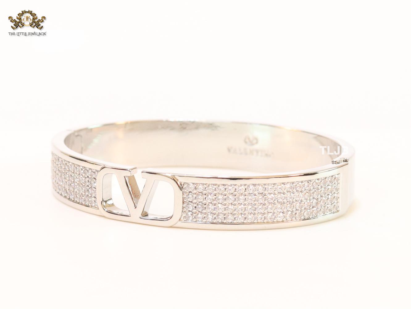 Alphabet V cz and platinum bracelet