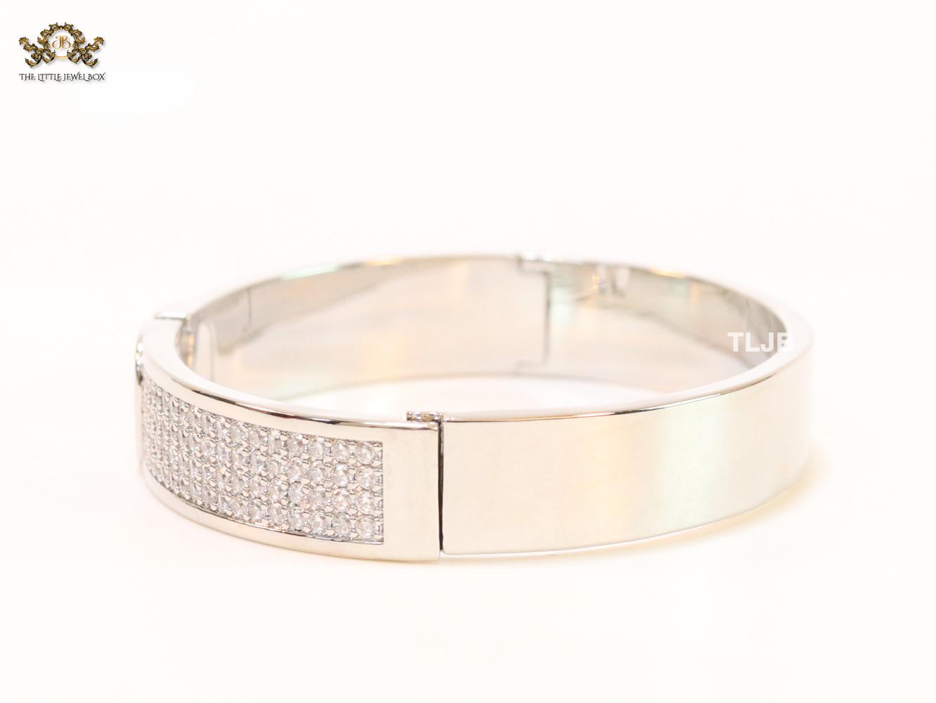 Alphabet V cz and platinum bracelet