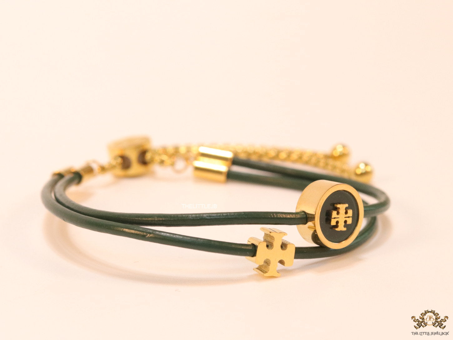 Adjustable double string green bracelet with twin T motifs