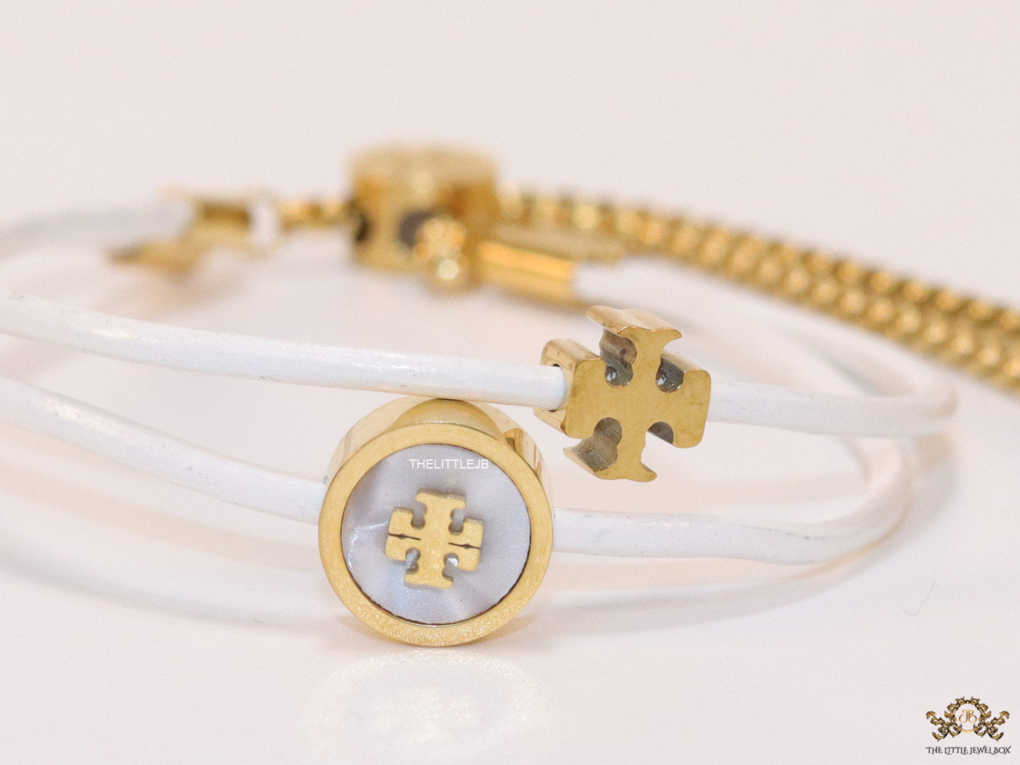 Adjustable double string white bracelet with twin T motifs