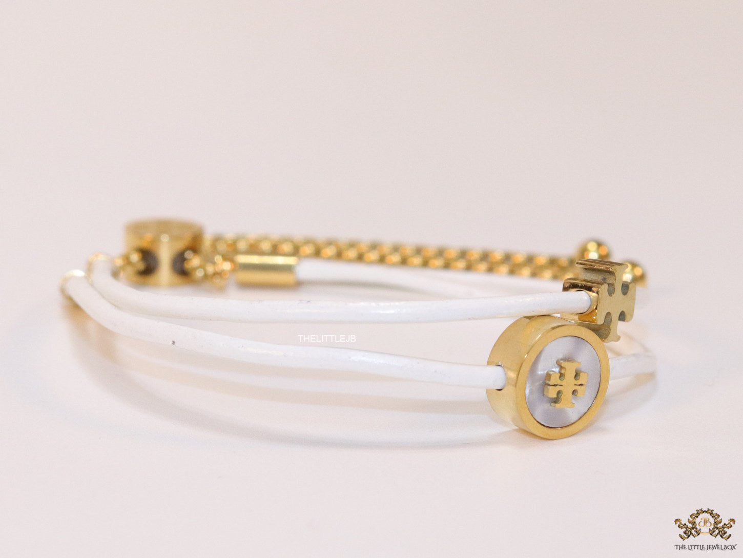 Adjustable double string white bracelet with twin T motifs