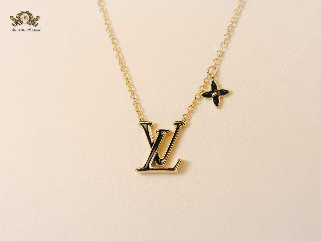 alphabet LV single flower necklace black