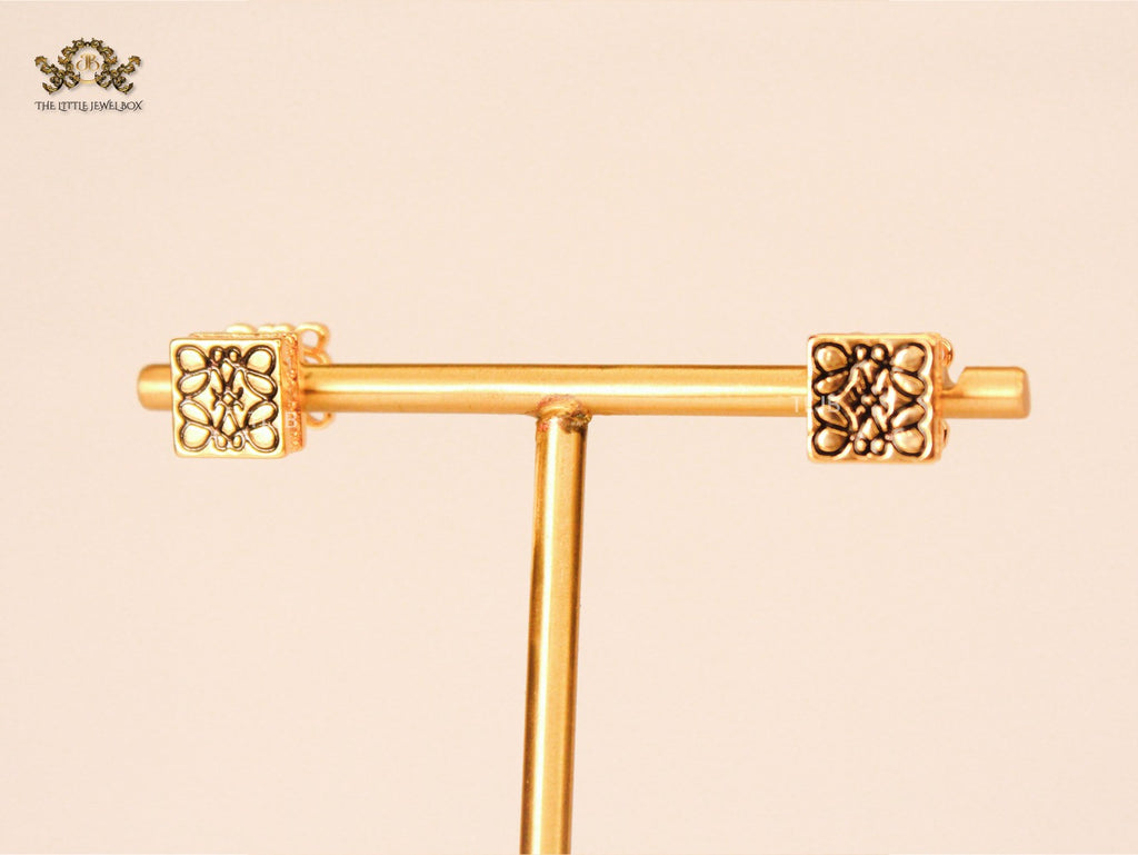 Alphabet L black emboss Stud with cz border