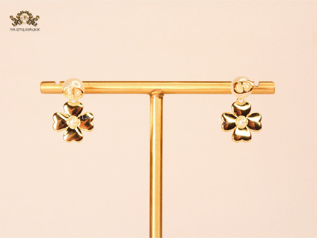 Alphabet CD clover charm gold earrings with pearl