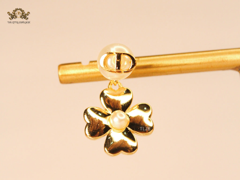 Alphabet CD clover charm gold earrings with pearl