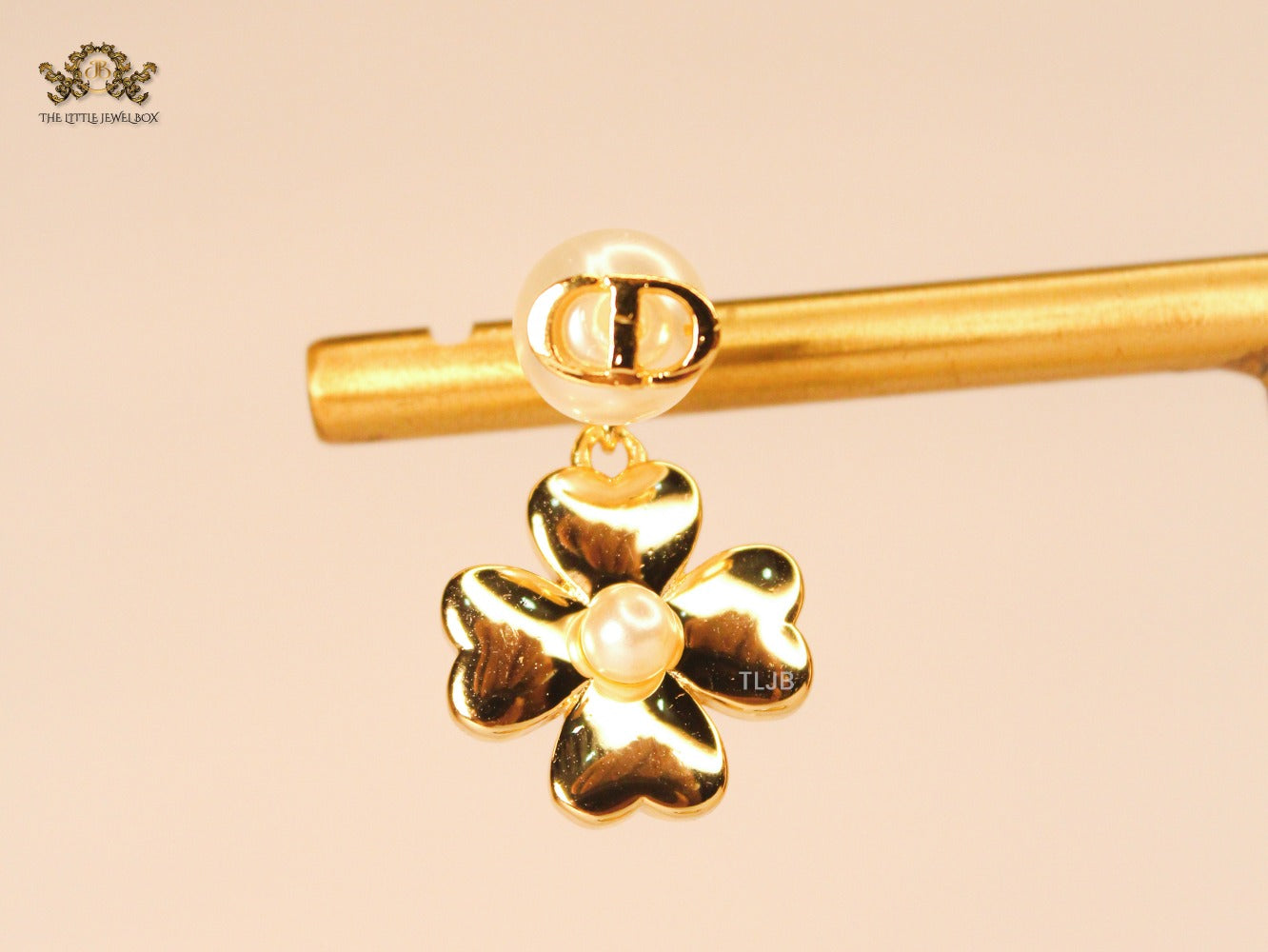 Alphabet CD clover charm gold earrings with pearl