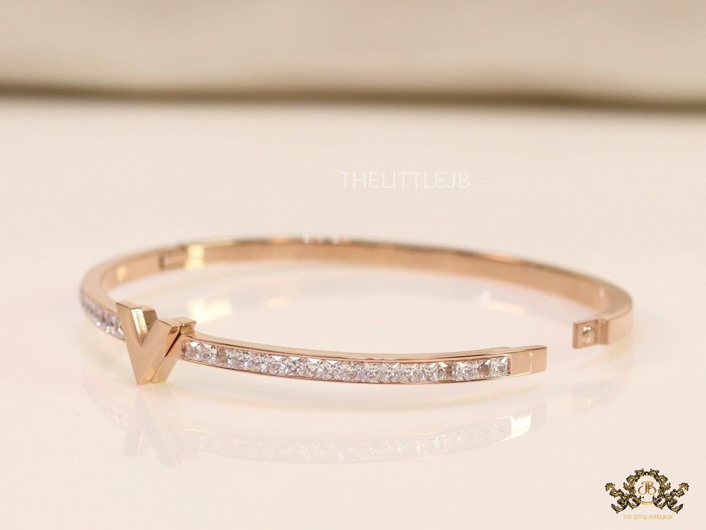 Alphabet V motif rose gold plated cz bracelet