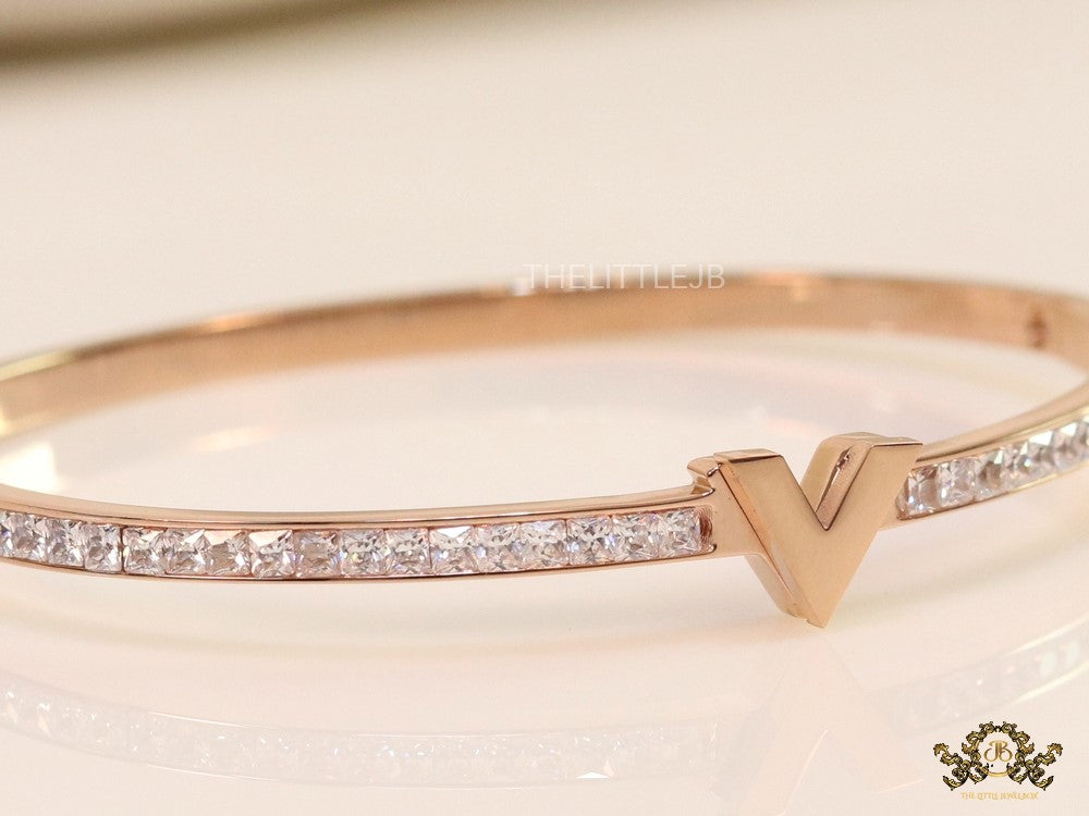 Alphabet V motif rose gold plated cz bracelet