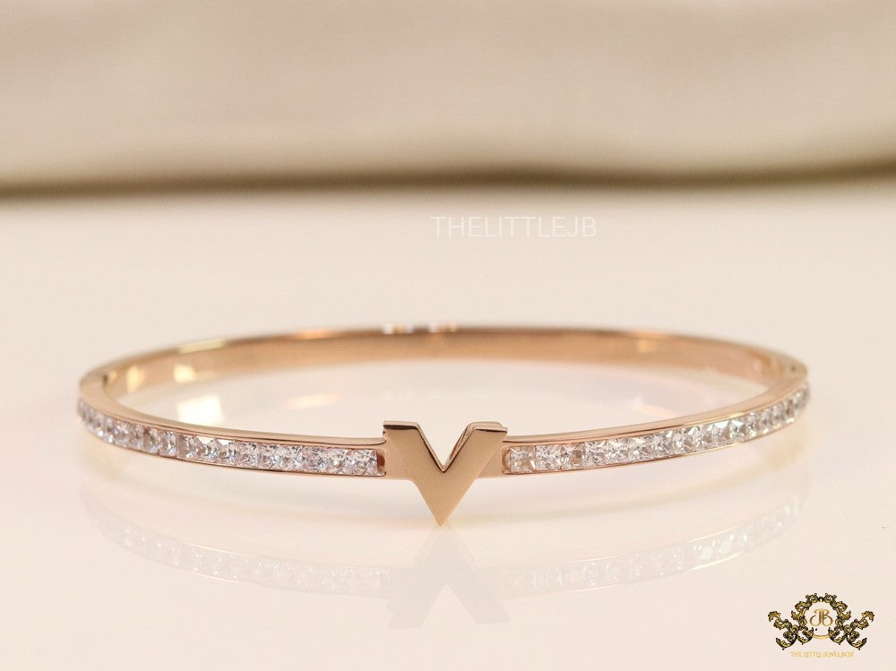Alphabet V motif rose gold plated cz bracelet