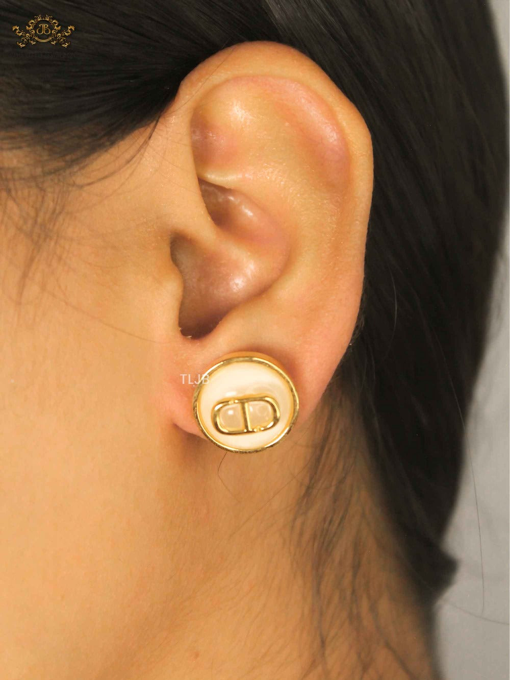 Alphabet CD combo bee earrings white