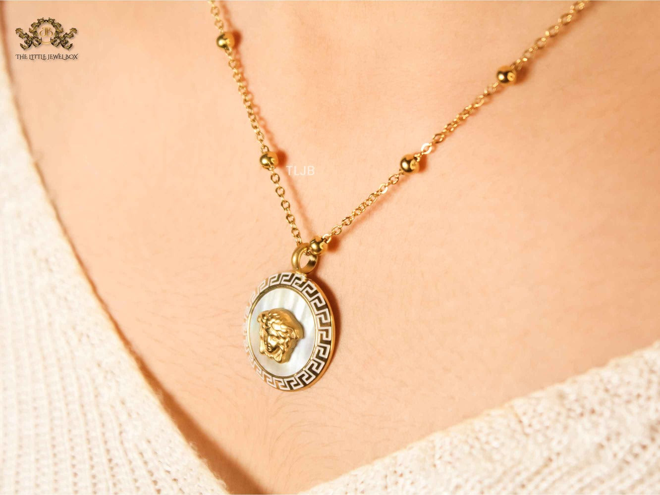 Medusa necklace MOP