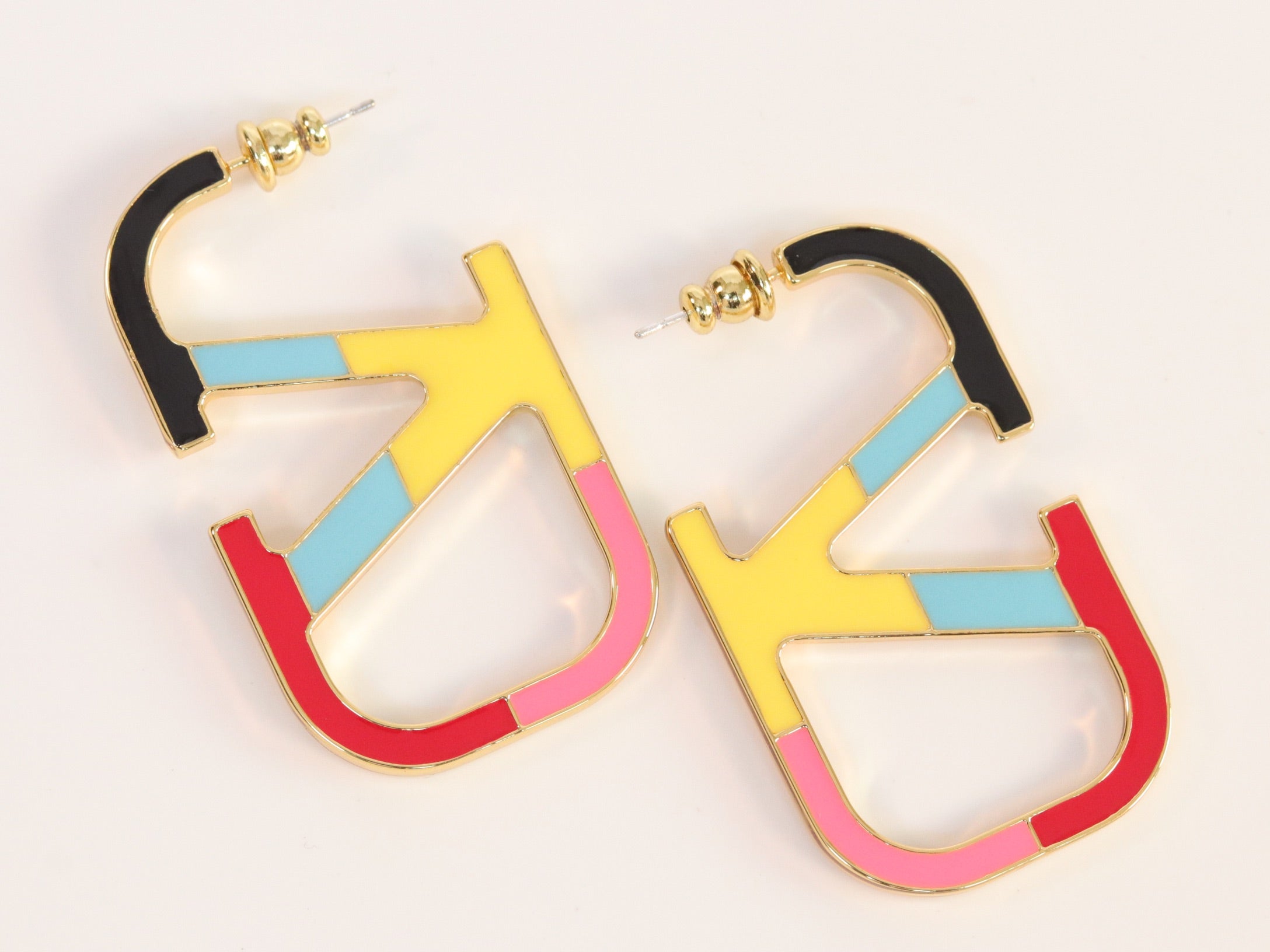 Alphabet V multicolour hoops