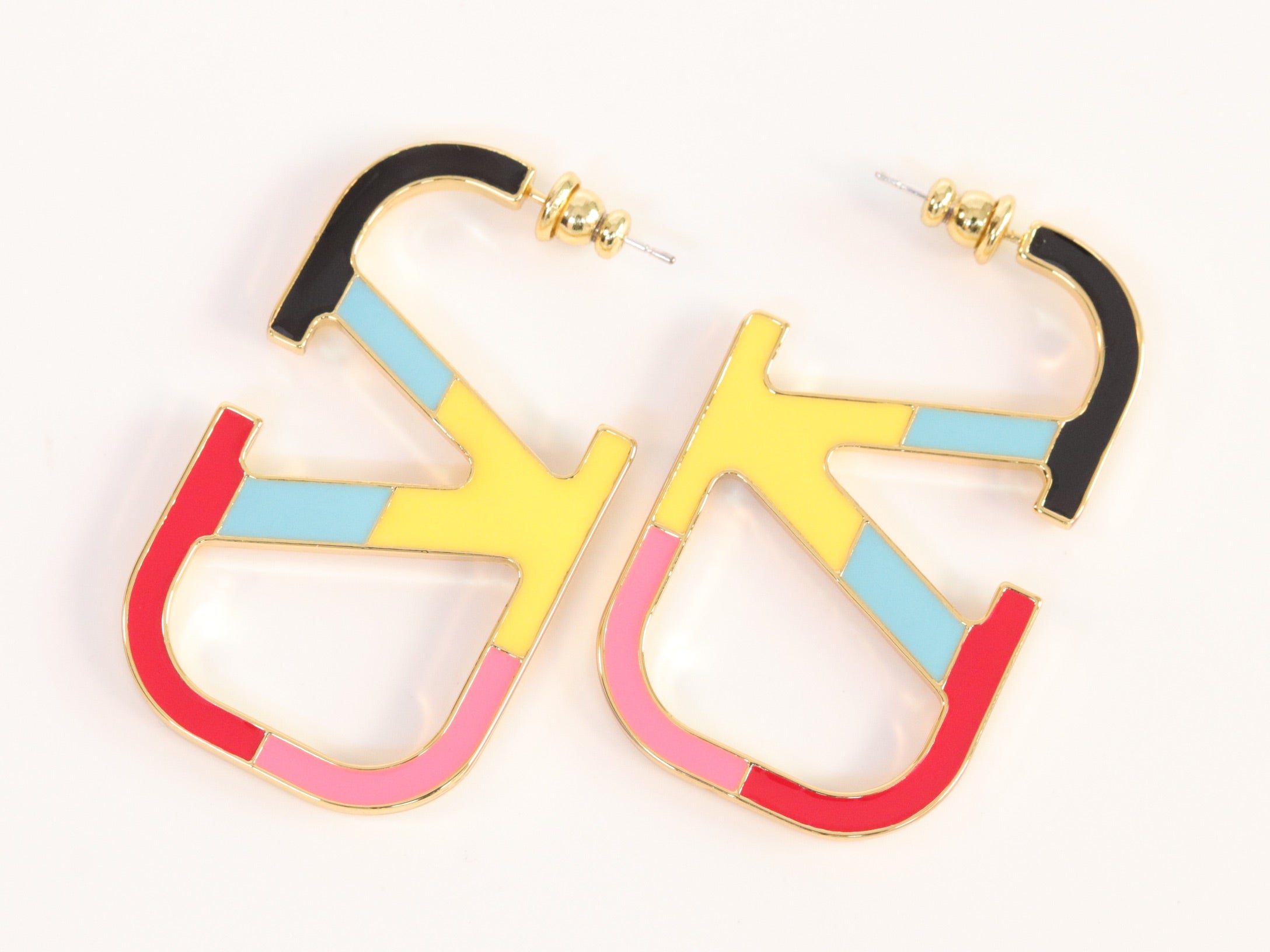 Alphabet V multicolour hoops