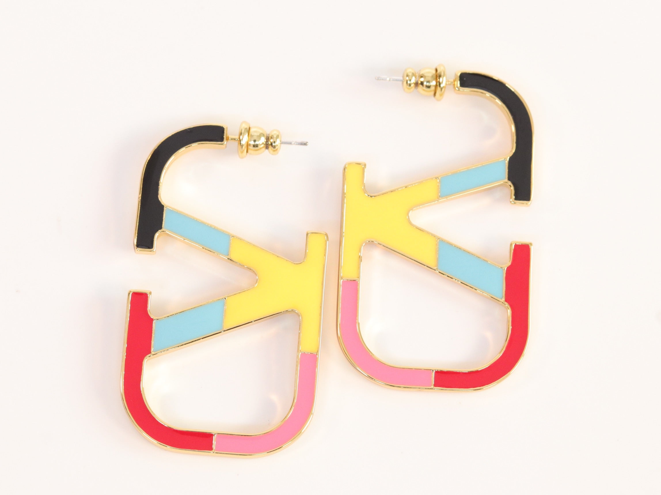 Alphabet V multicolour hoops