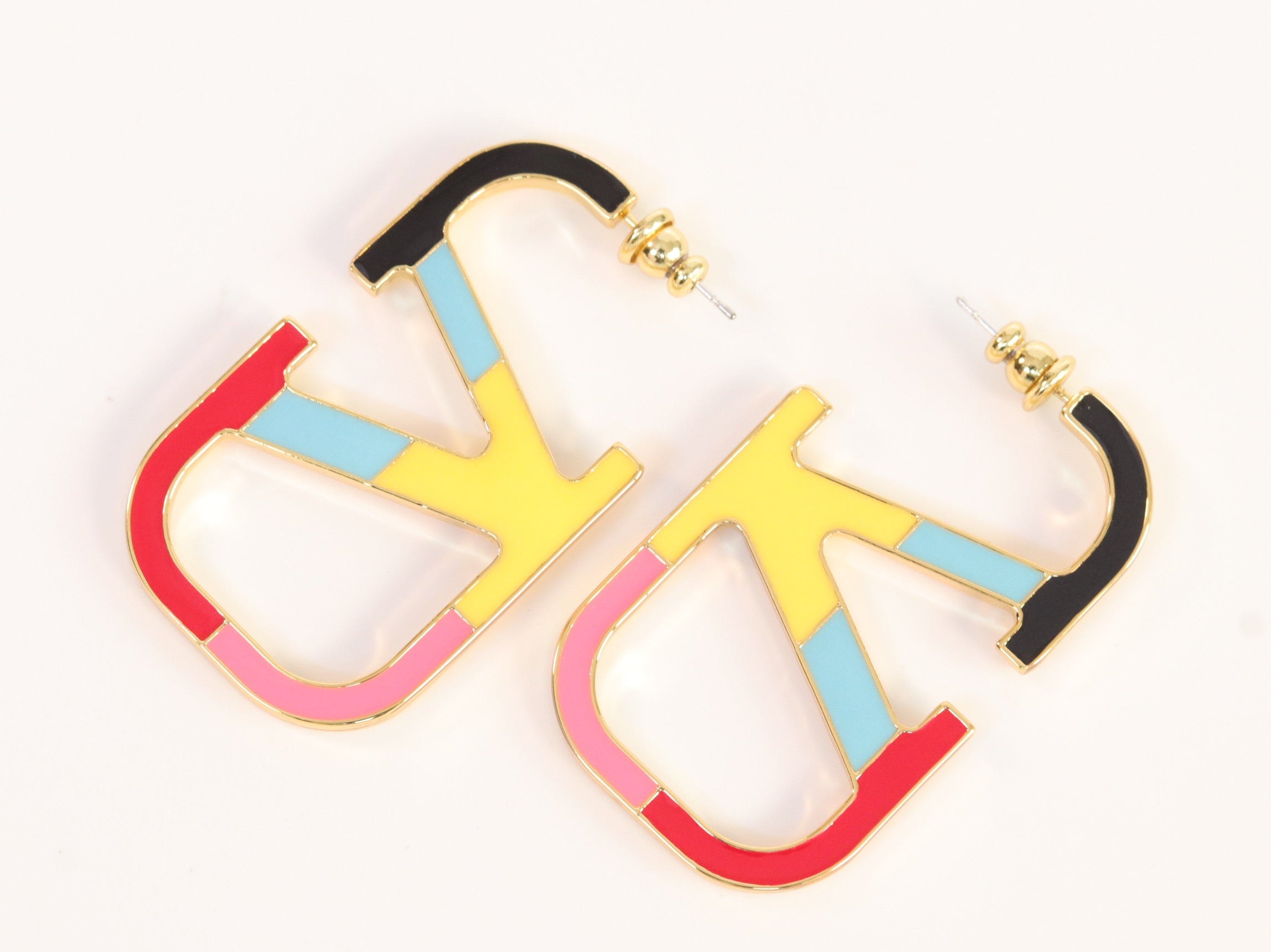 Alphabet V multicolour hoops