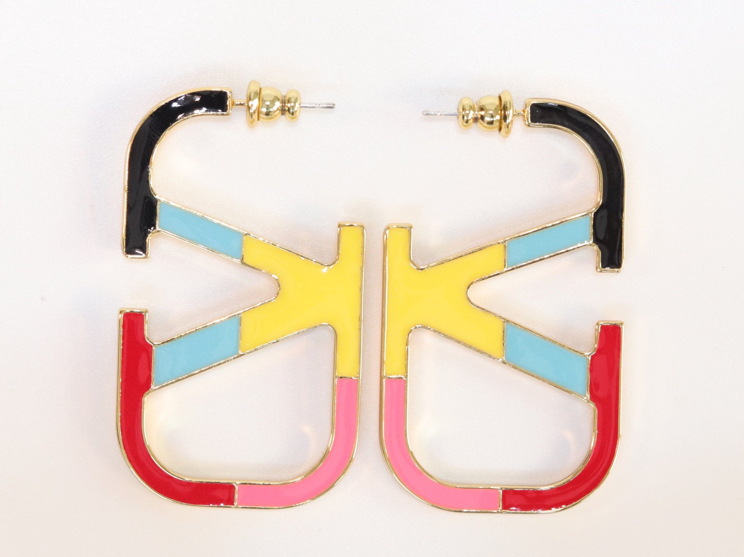 Alphabet V multicolour hoops
