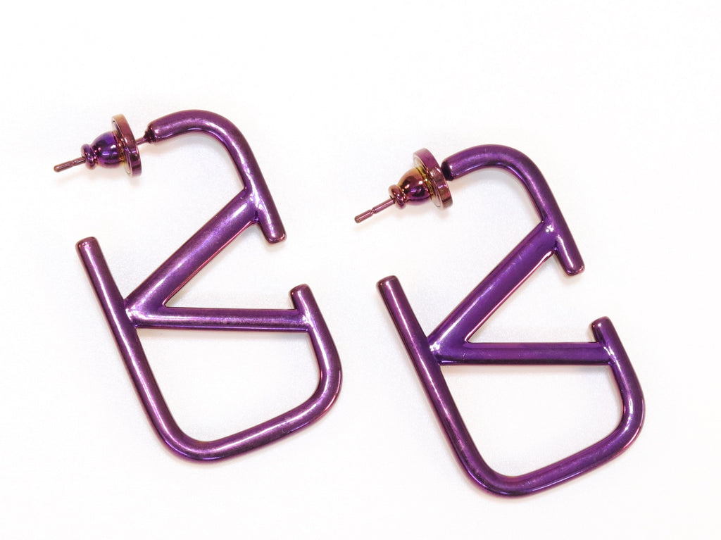 Alphabet V purple chrome hoops
