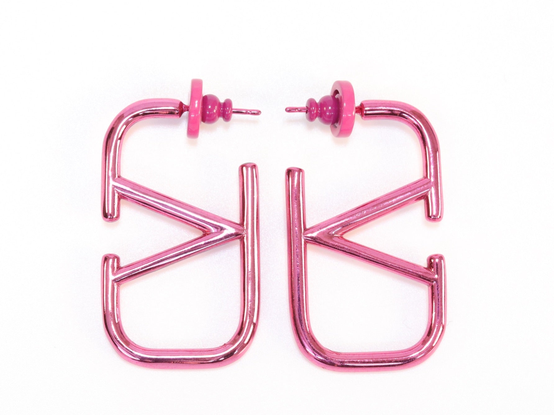 Alphabet V pink chrome hoops