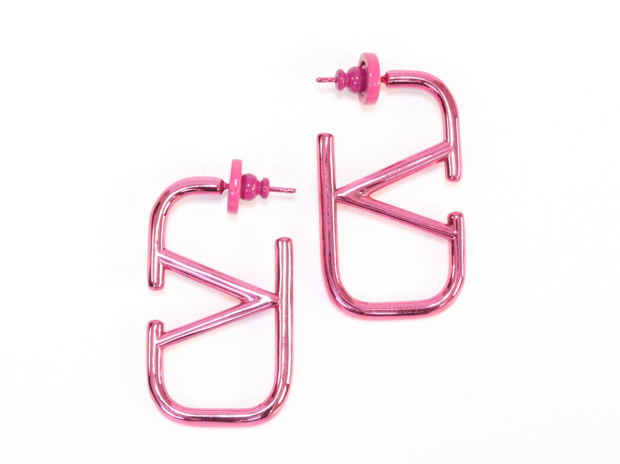Alphabet V pink chrome hoops